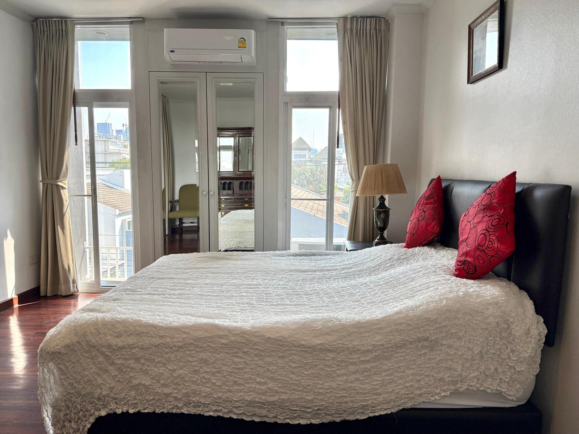Samsen Suites Spacious 2Br Contemporary Thai Style Бангкок Екстер'єр фото