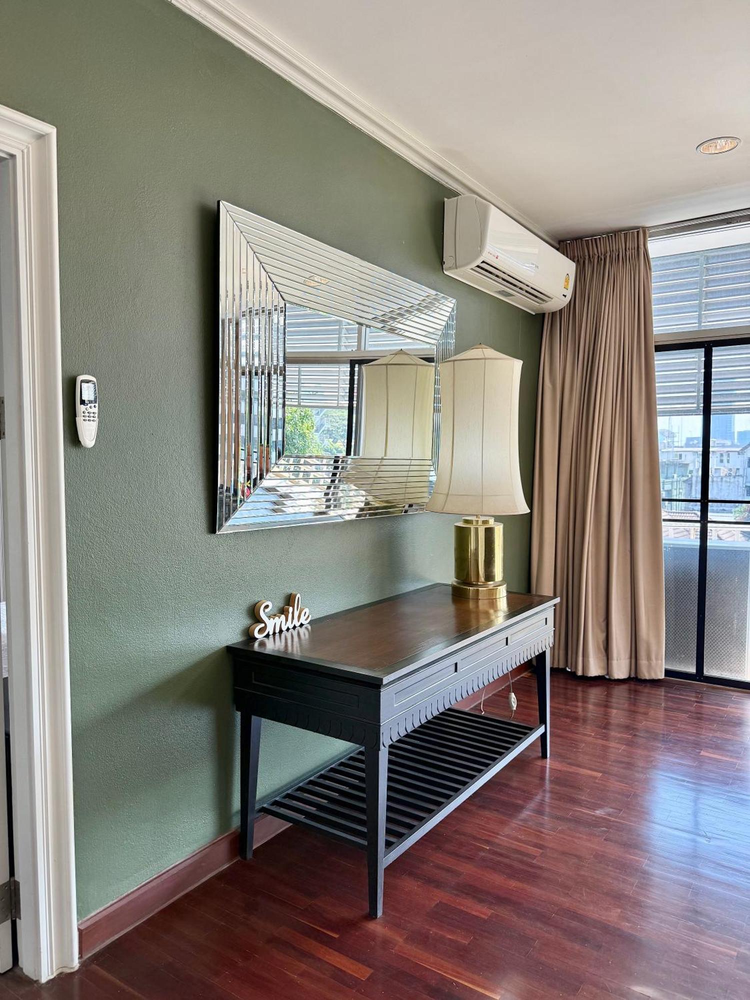 Samsen Suites Spacious 2Br Contemporary Thai Style Бангкок Екстер'єр фото